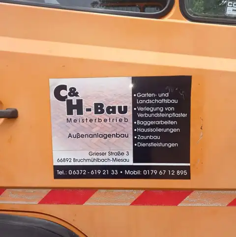 Firmenwagen mit dem C&H-Bau Logo und den Leistungen