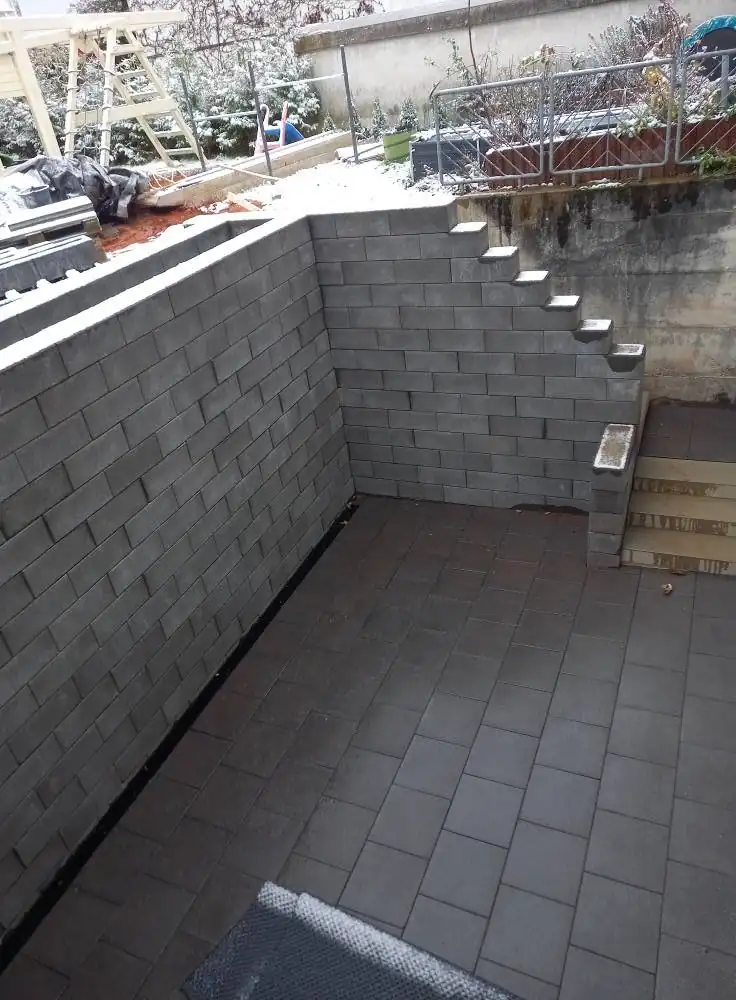 Fertiger Hof mit Platten, Stützmauer und Treppe