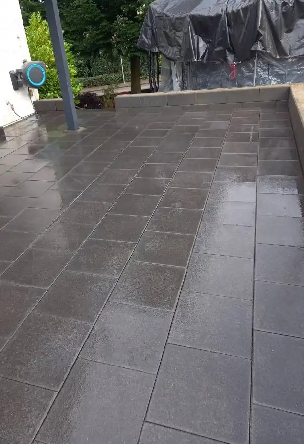 Terrasse nachher: anthrazitfarbene Platten verlegt